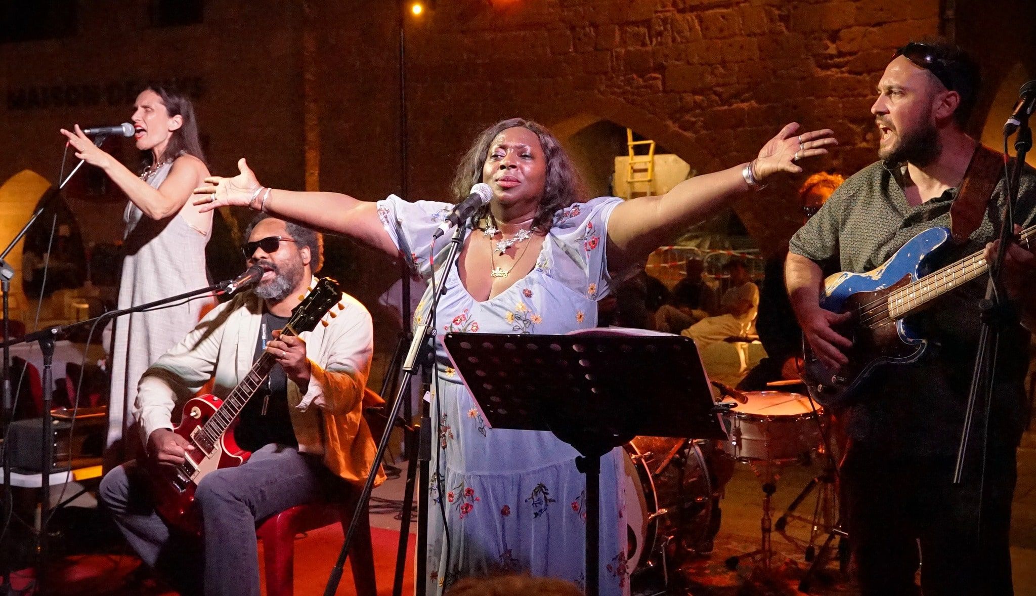 Illustration scene Live Warm Audio avec musiciens